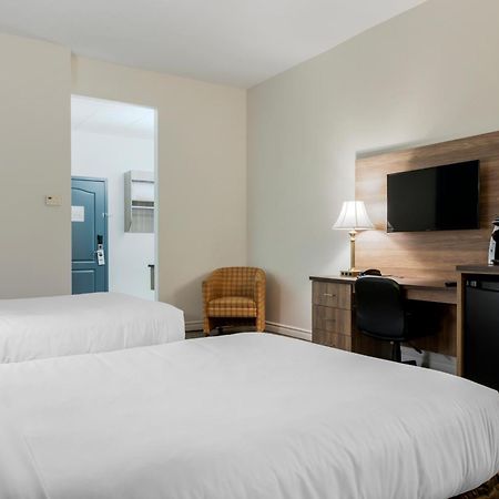 Econo Lodge Inn & Suites Монмані Екстер'єр фото