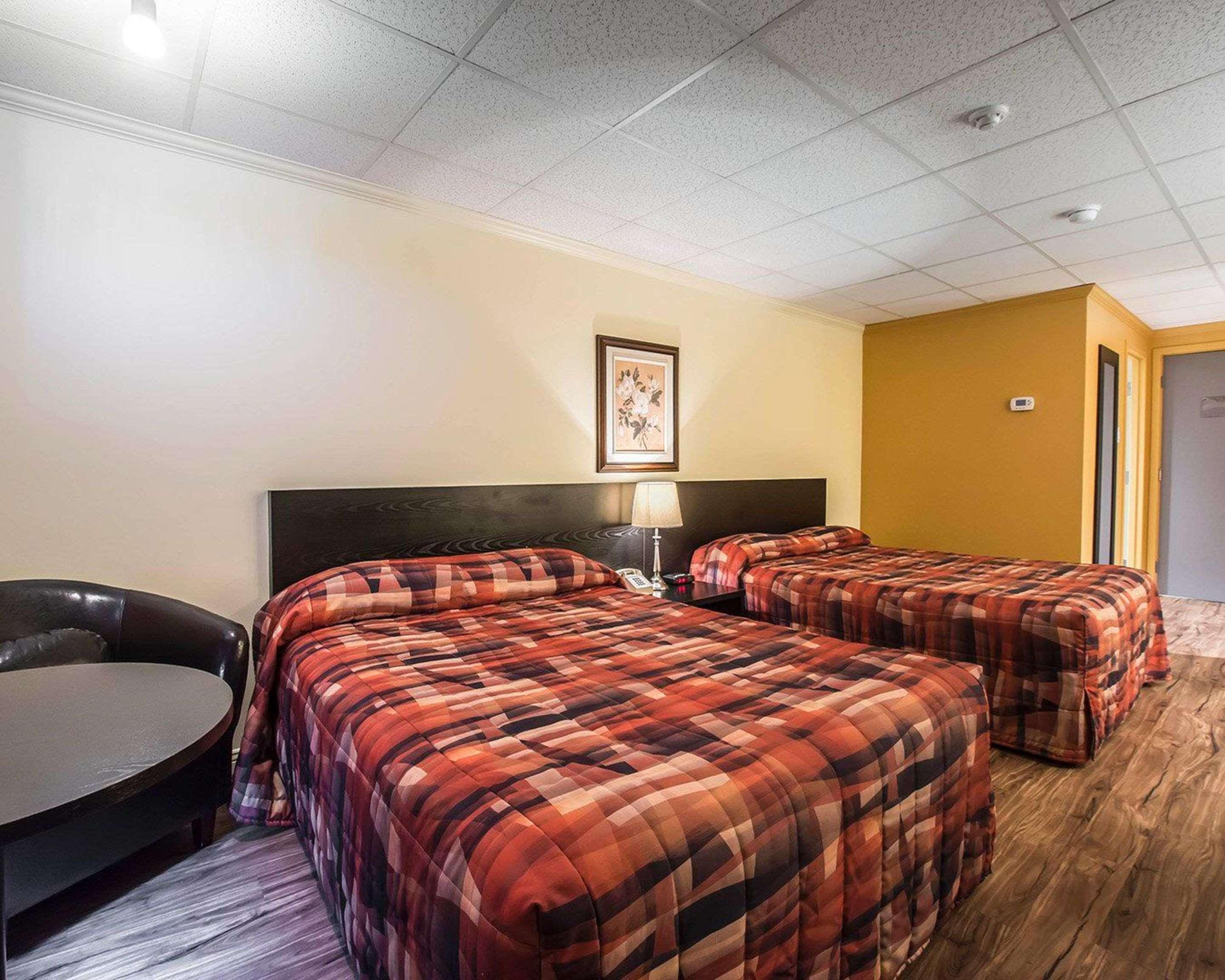 Econo Lodge Inn & Suites Монмані Екстер'єр фото