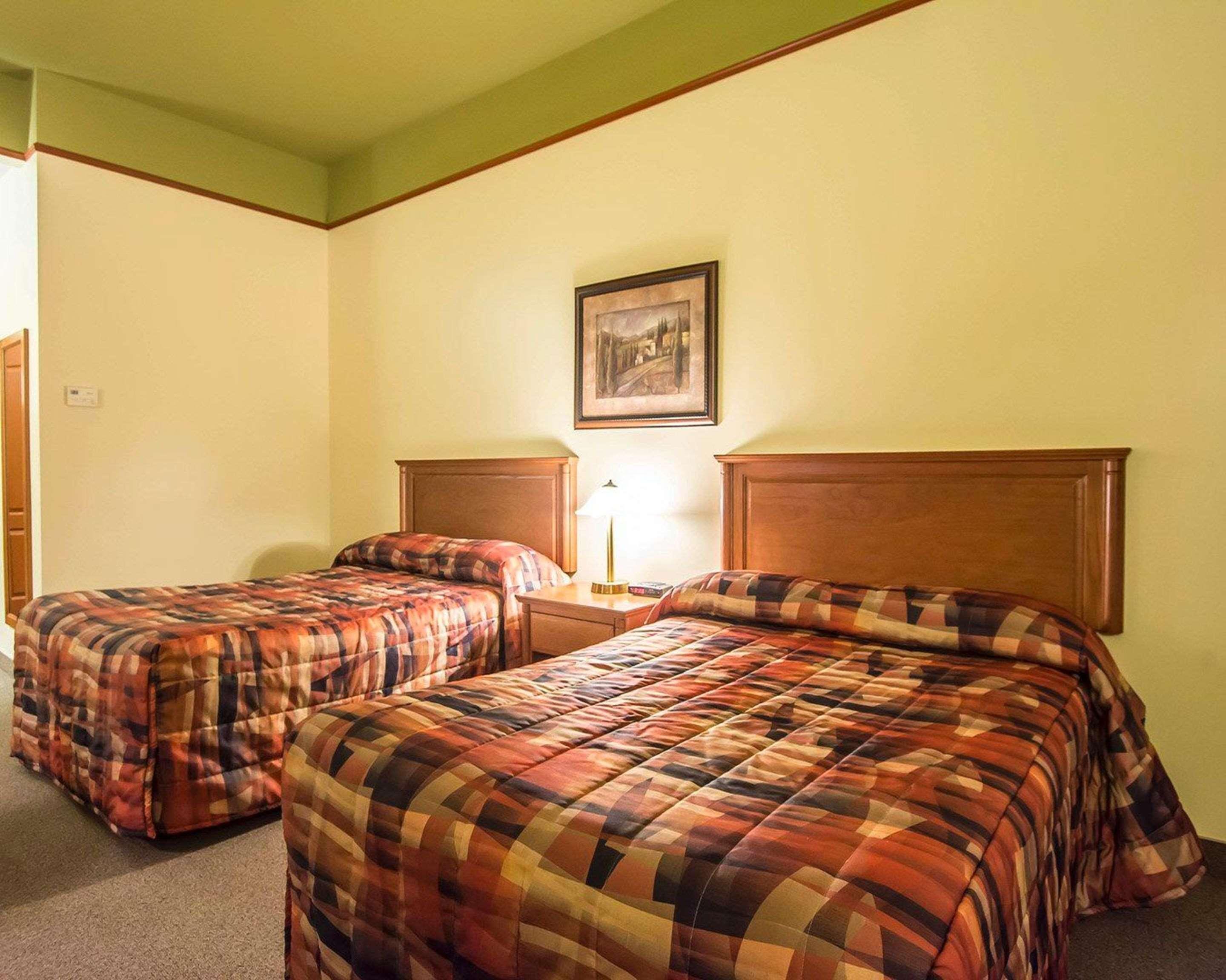 Econo Lodge Inn & Suites Монмані Екстер'єр фото