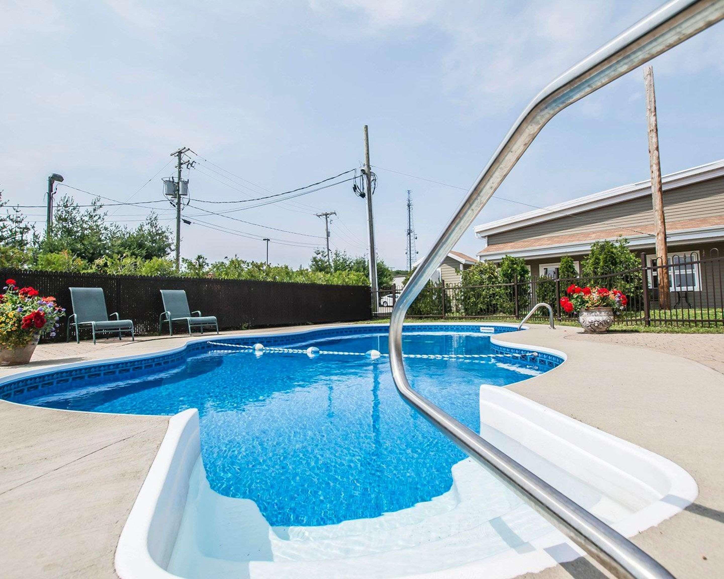 Econo Lodge Inn & Suites Монмані Екстер'єр фото