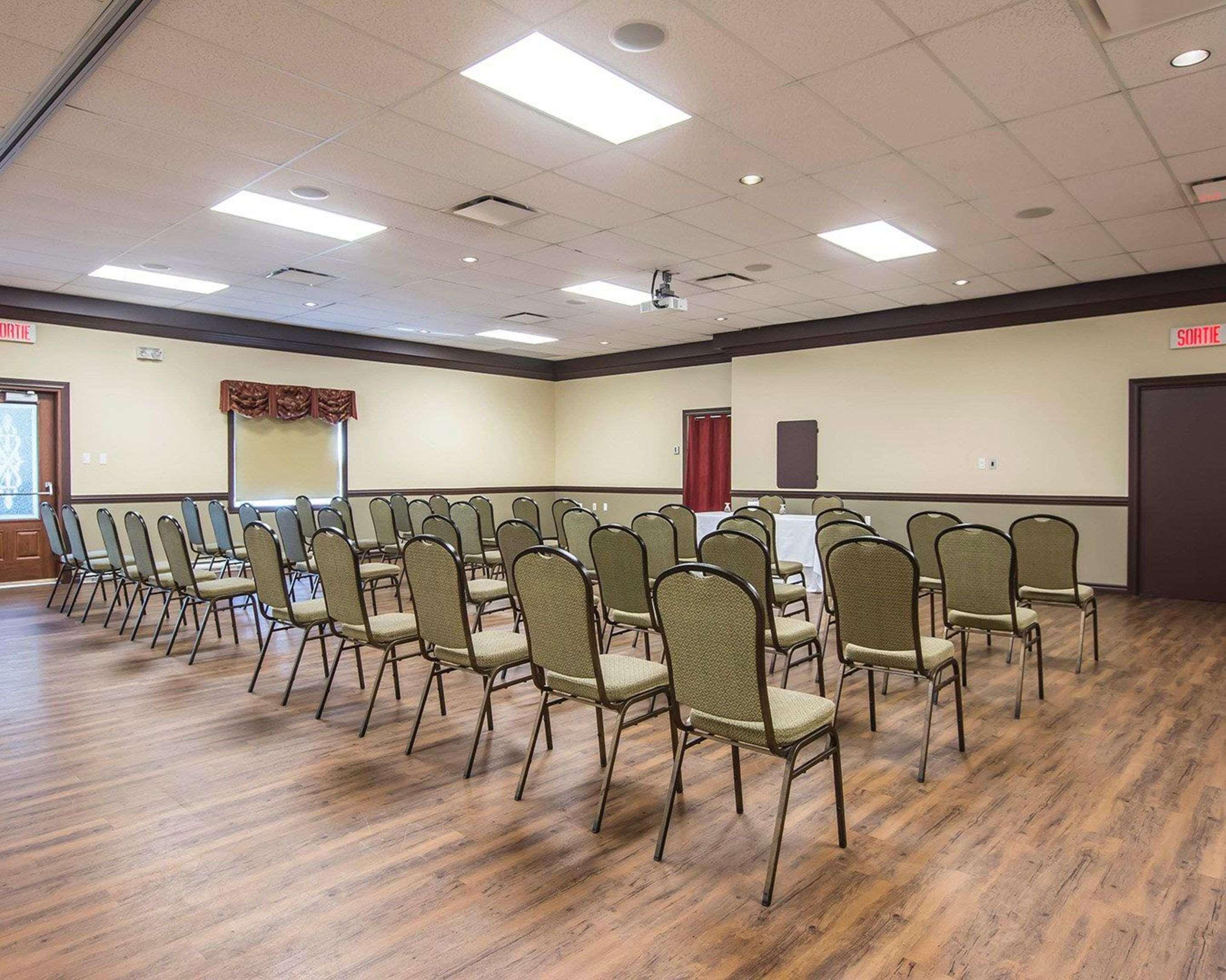 Econo Lodge Inn & Suites Монмані Екстер'єр фото