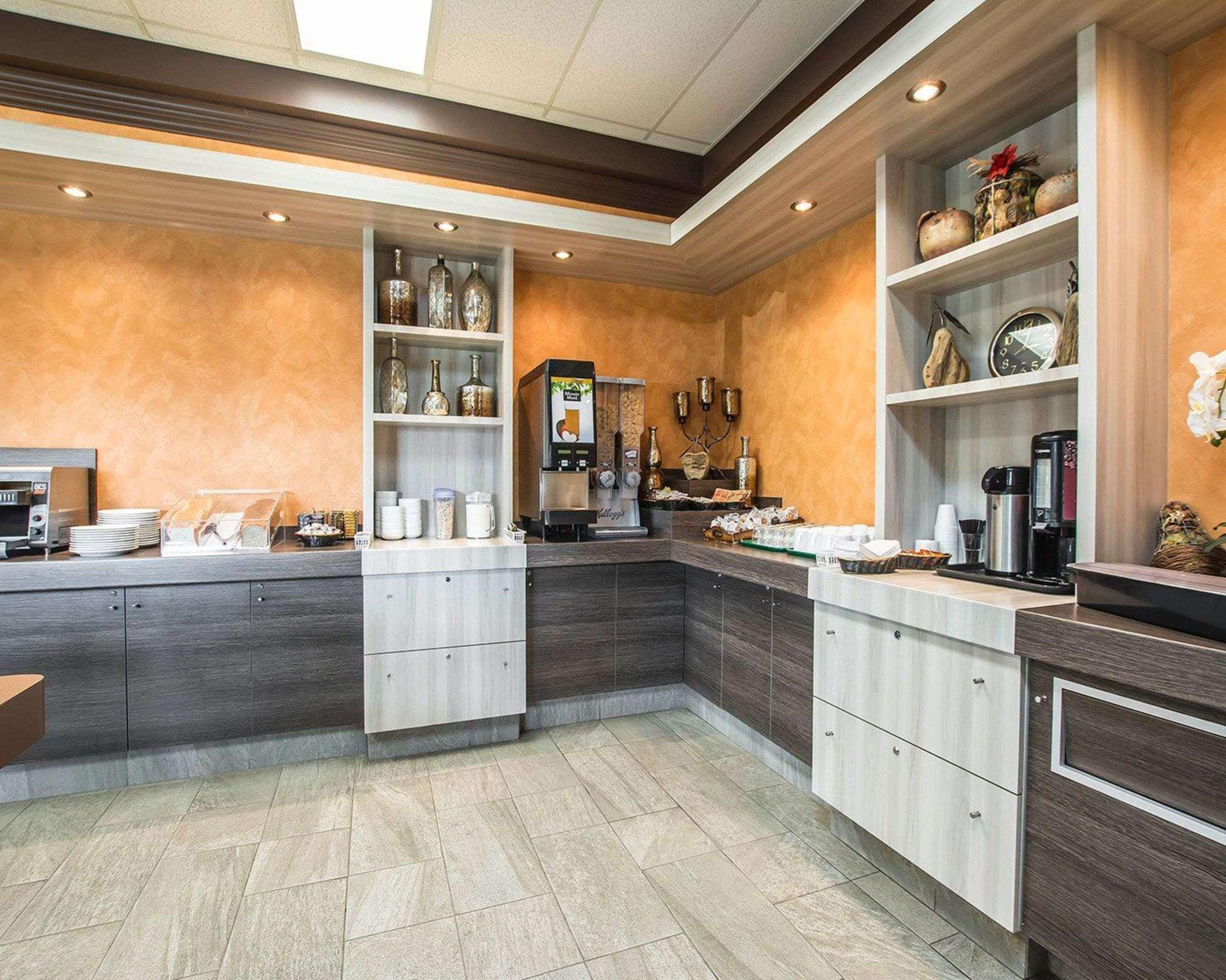Econo Lodge Inn & Suites Монмані Екстер'єр фото