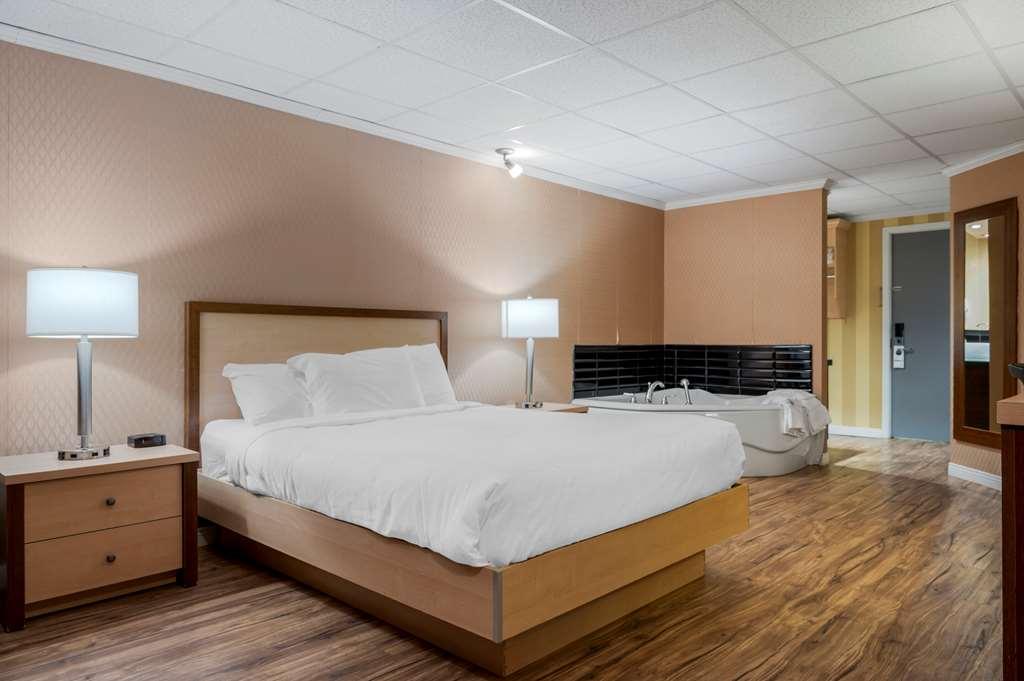Econo Lodge Inn & Suites Монмані Номер фото