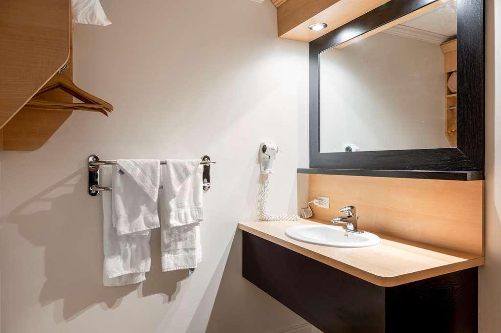 Econo Lodge Inn & Suites Монмані Номер фото