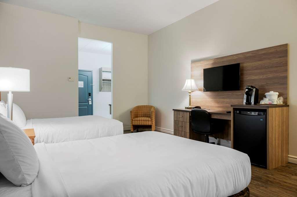 Econo Lodge Inn & Suites Монмані Номер фото