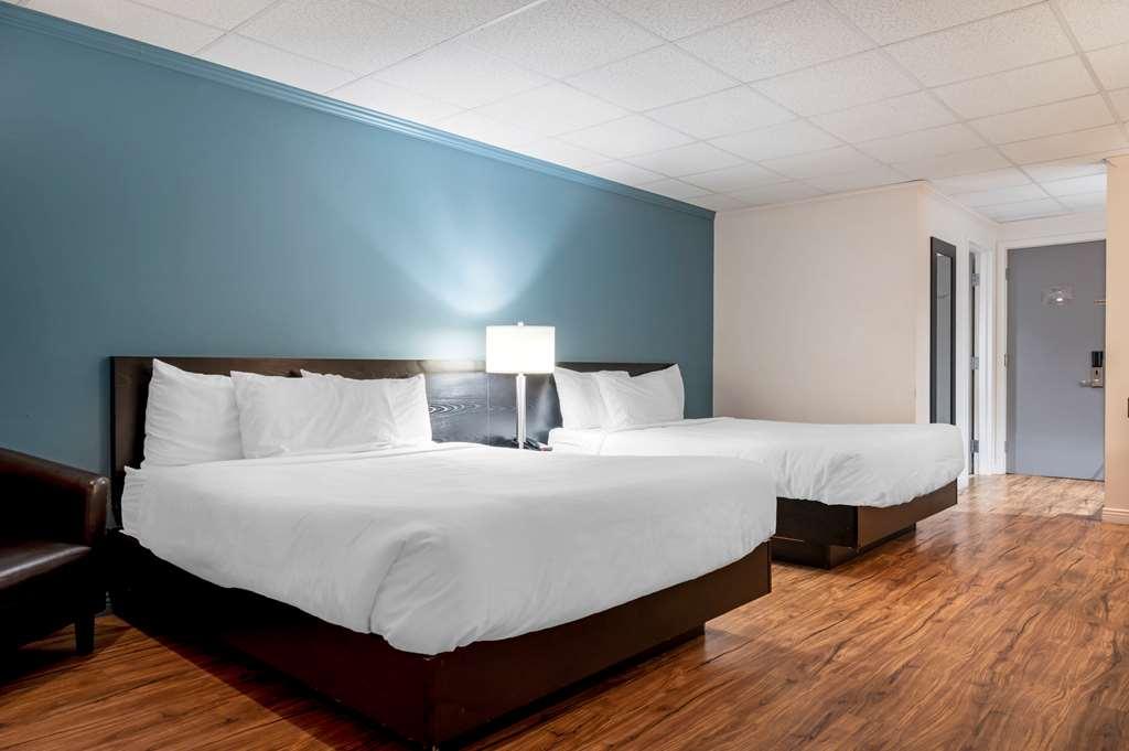 Econo Lodge Inn & Suites Монмані Номер фото