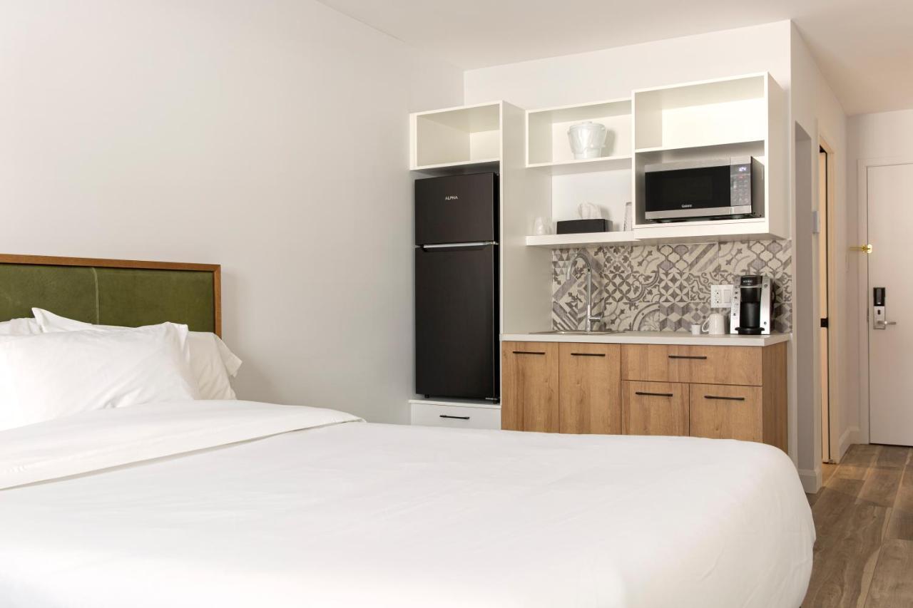 Econo Lodge Inn & Suites Монмані Екстер'єр фото
