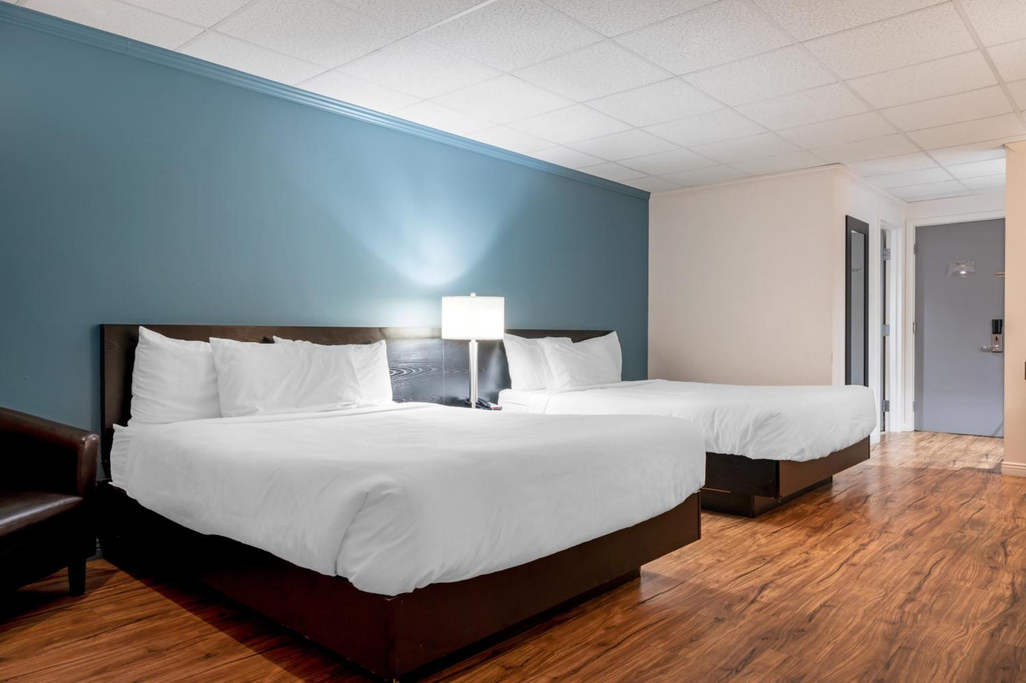 Econo Lodge Inn & Suites Монмані Екстер'єр фото
