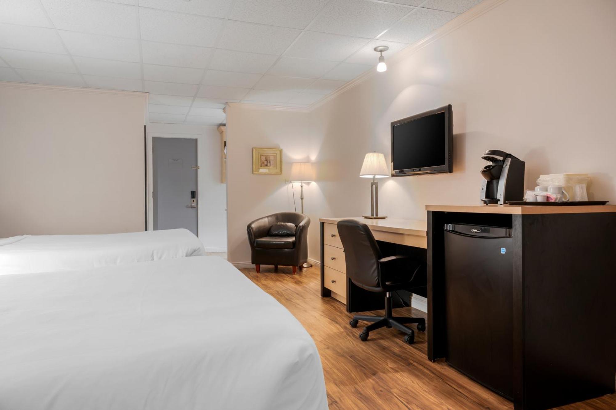 Econo Lodge Inn & Suites Монмані Екстер'єр фото