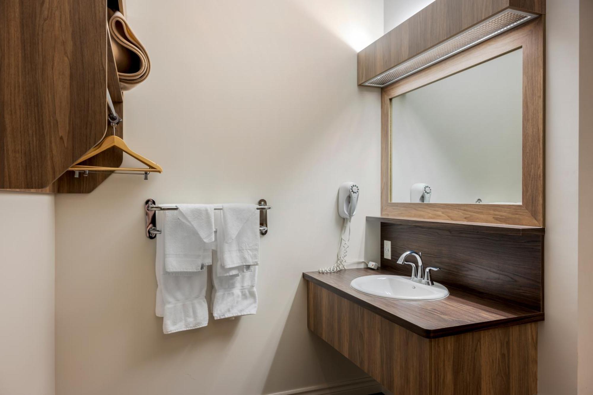 Econo Lodge Inn & Suites Монмані Екстер'єр фото