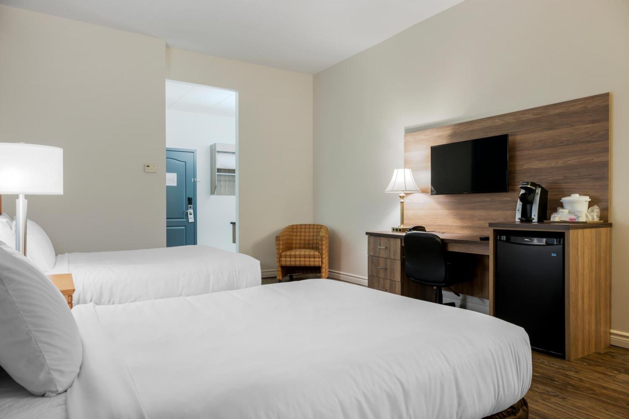 Econo Lodge Inn & Suites Монмані Екстер'єр фото