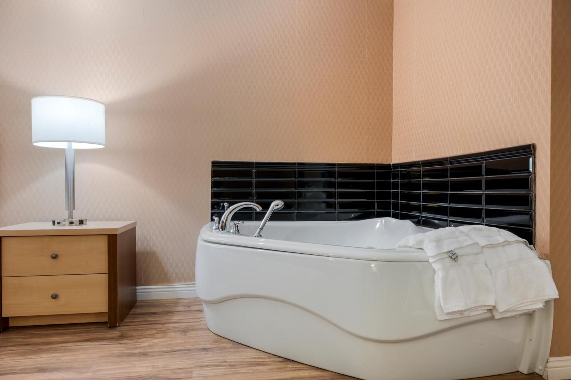 Econo Lodge Inn & Suites Монмані Екстер'єр фото