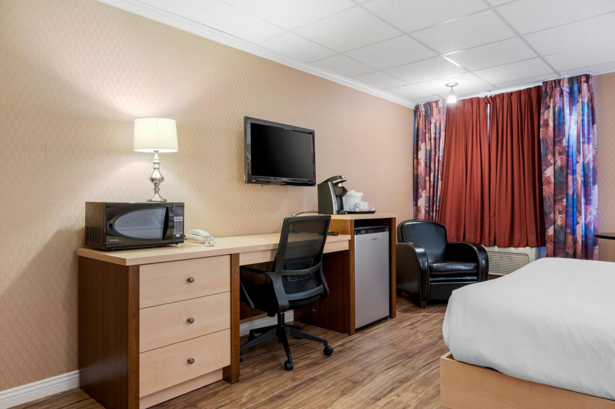 Econo Lodge Inn & Suites Монмані Екстер'єр фото