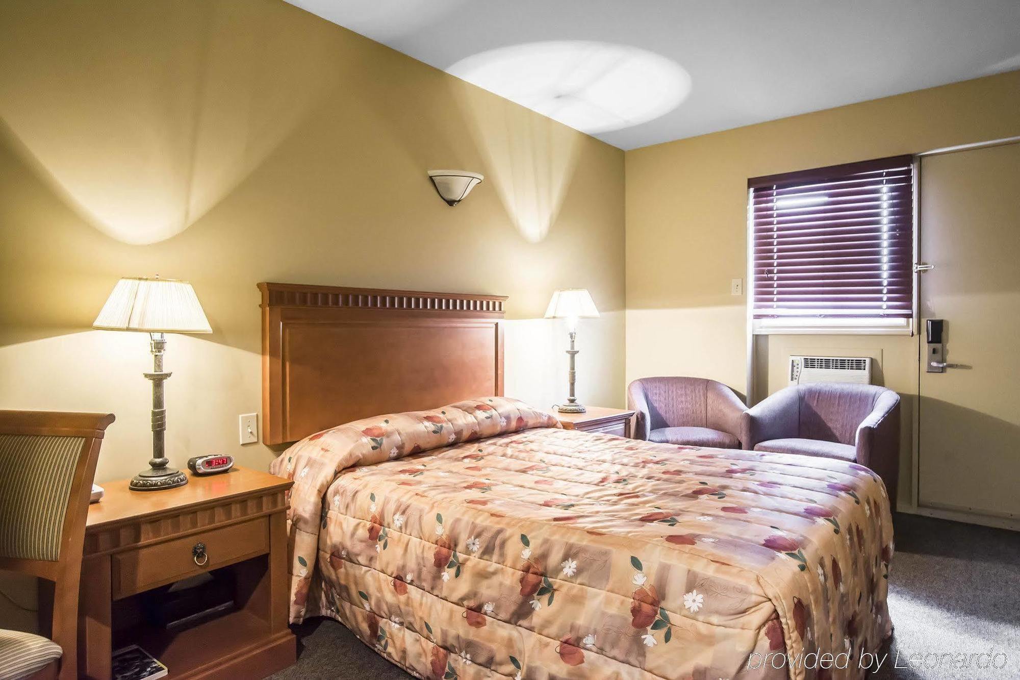 Econo Lodge Inn & Suites Монмані Екстер'єр фото