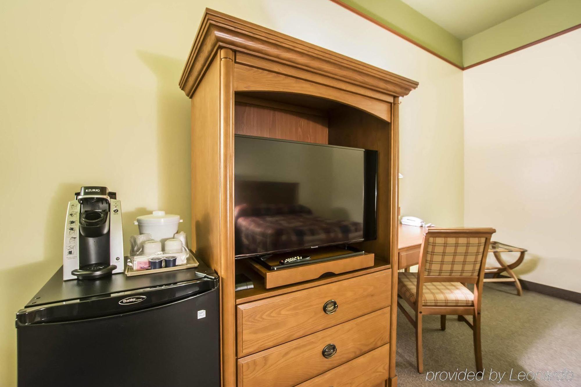 Econo Lodge Inn & Suites Монмані Екстер'єр фото