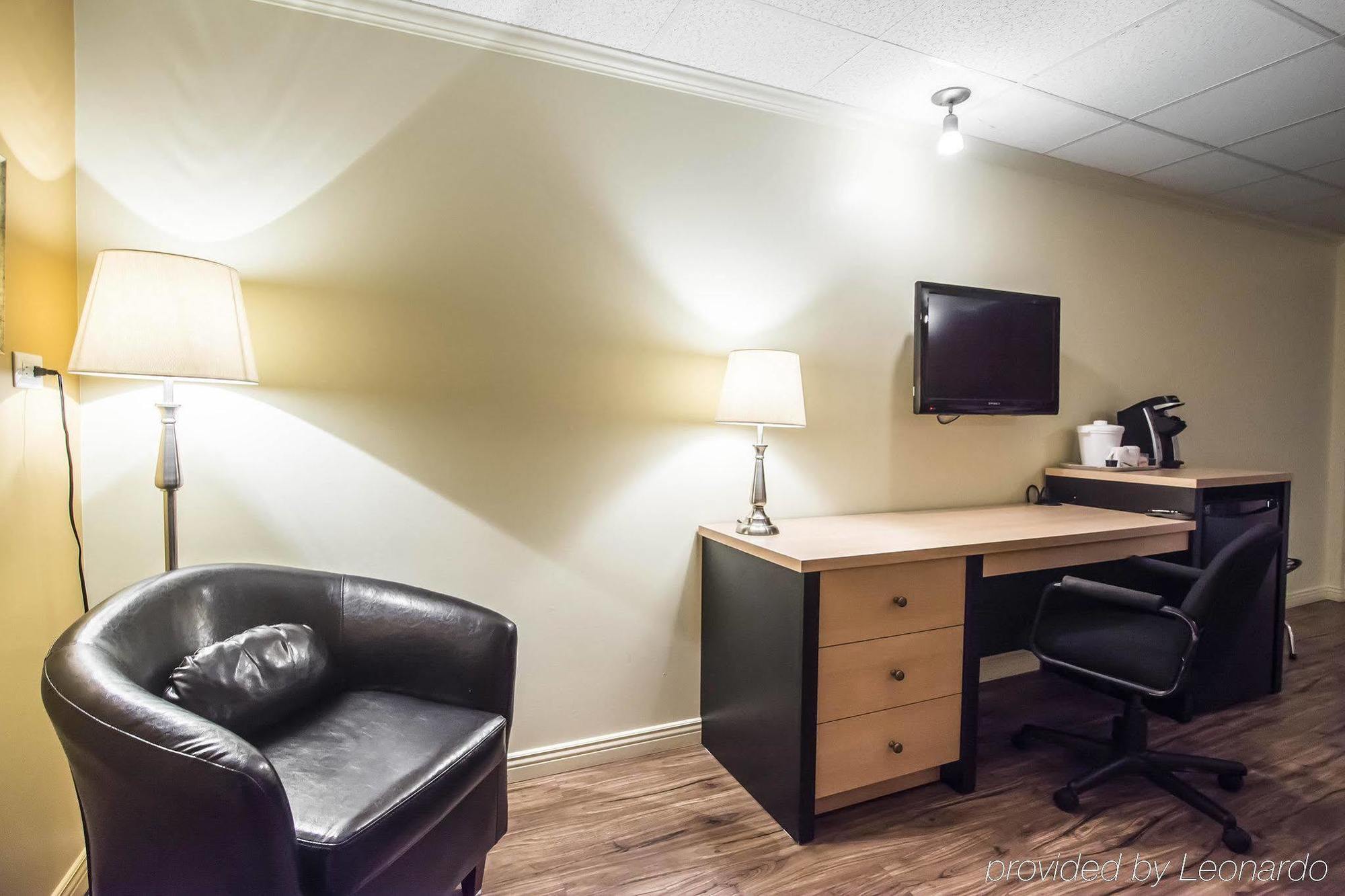 Econo Lodge Inn & Suites Монмані Екстер'єр фото
