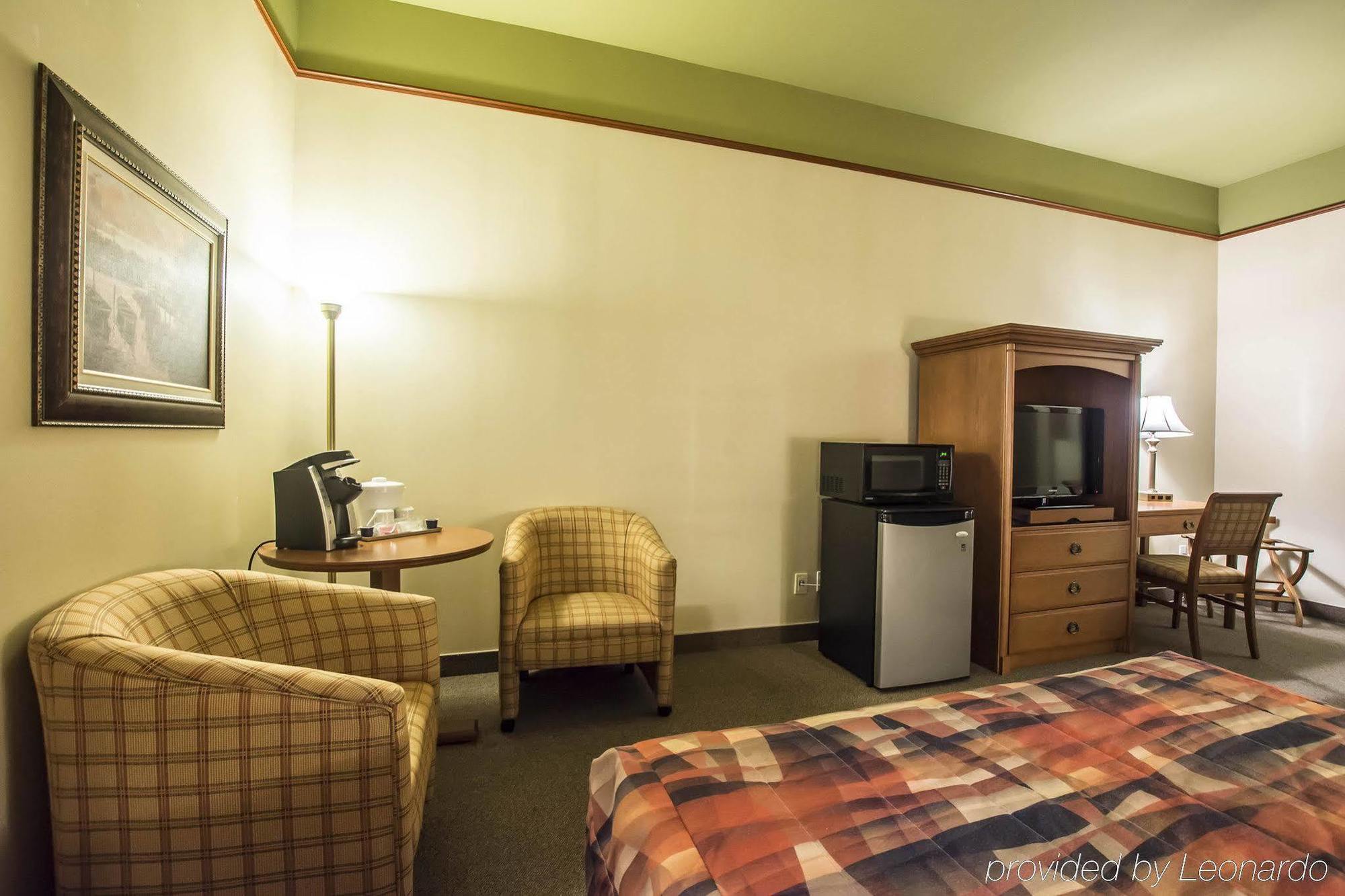 Econo Lodge Inn & Suites Монмані Екстер'єр фото