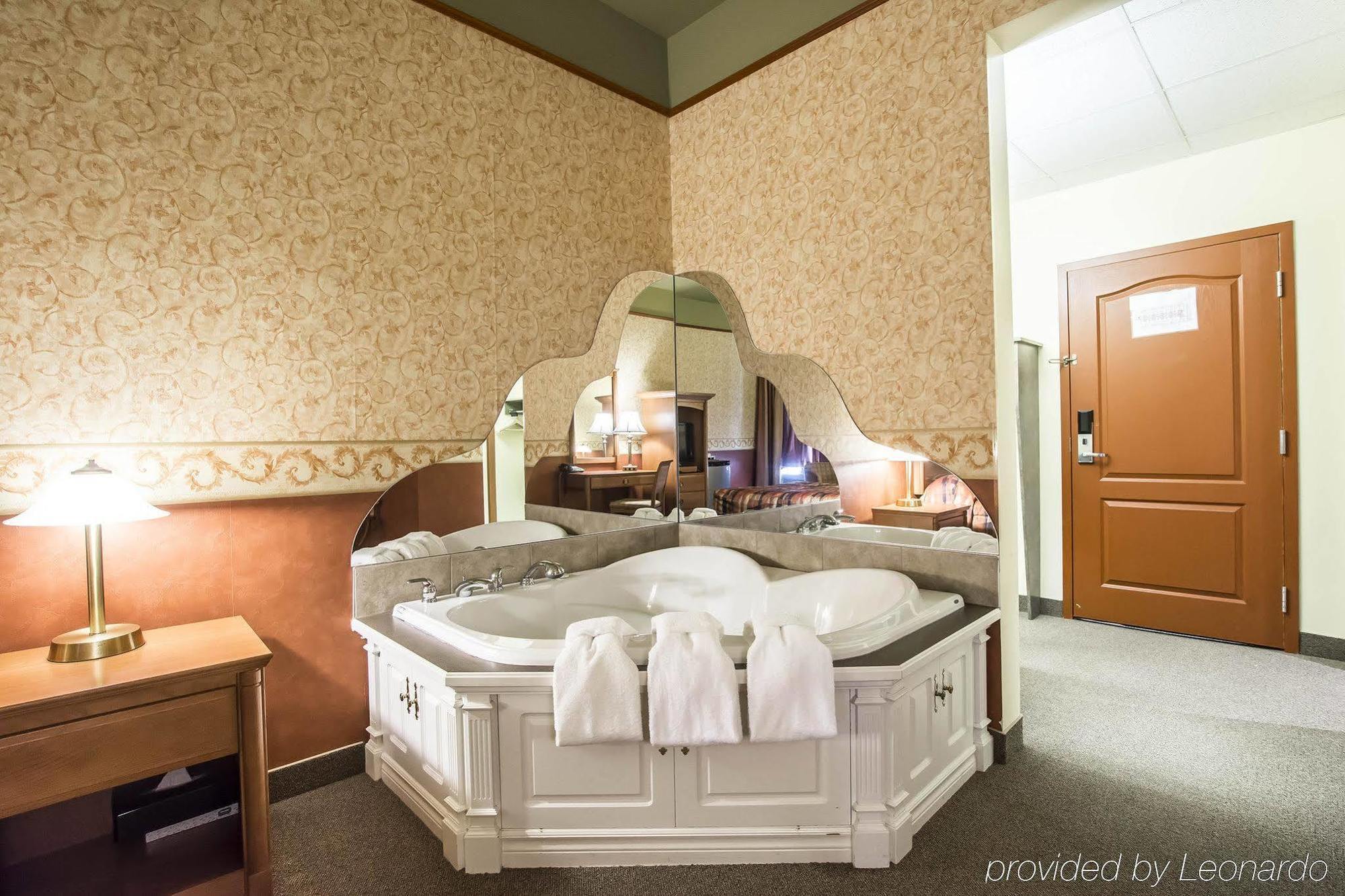 Econo Lodge Inn & Suites Монмані Екстер'єр фото